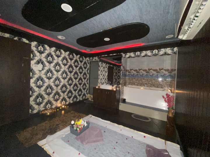 massage wth jacuzzi in vile parle