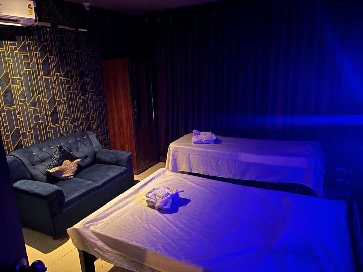 Deep tisse massage spa in vile parle